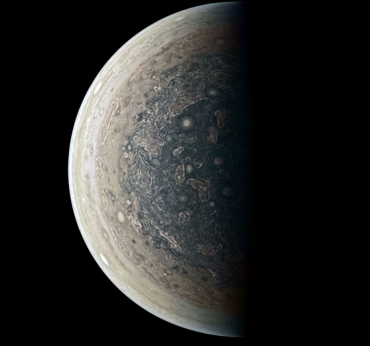 주노가 포착한 목성의 남반구. 촬영 후 사진 보정을 거쳤다.