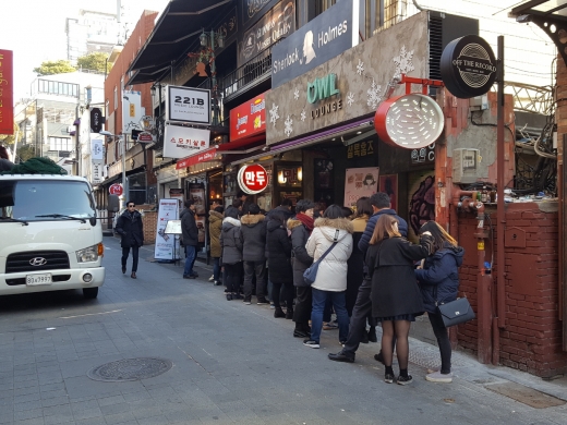 이태원 지역에는 TV에 나온 맛집만 120여 곳이 넘는다. 그중 인기 있는 가게의 경우 하루종일 손님들이 줄을 서서 기다리는 경우가 많다.