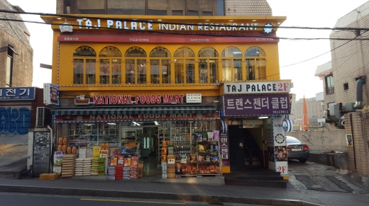 이태원 소방서 윗길에는 다양한 형태의 클럽들이 많이 있다. 그 중 트랜스젠더나 게이, 레즈비언 등의 성소수자들의 모임 공간이 자주 눈에 띈다.