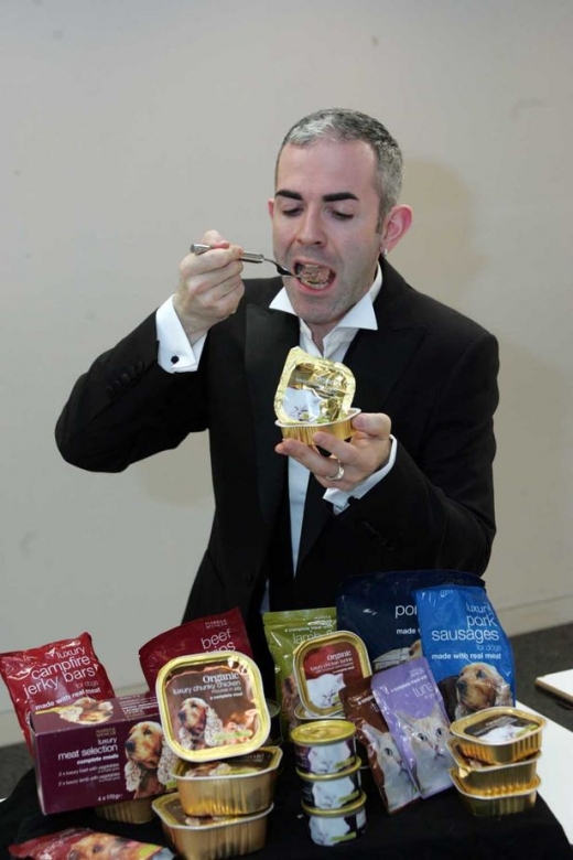 사이먼 앨리슨이라는 이름의 한 영국인 남성은 개와 고양이를 위한 식품을 맛보는 일을 즐기고 있다고 말한다.