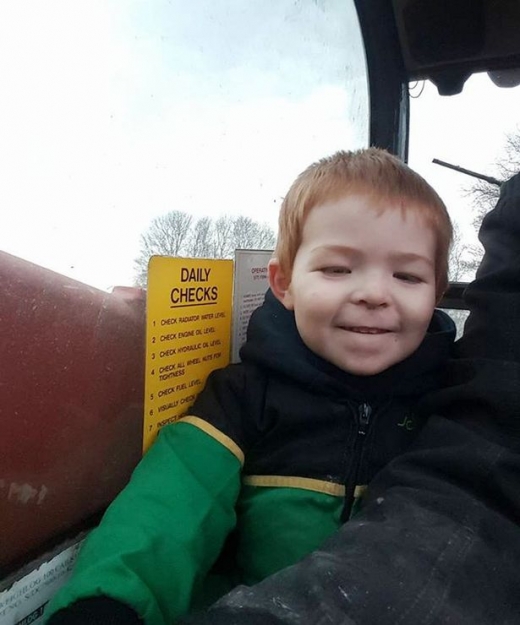 약 5일 전, 아빠는 아들의 세번 째 생일이라며 농장 차량 안에서 찍은 아이의 스냅사진을 소셜 미디어에 올렸다.