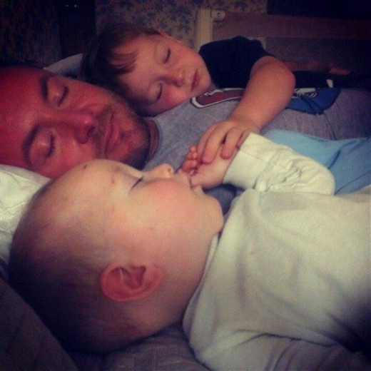 갓볼스가 아이들을 재우면서 함께 누워있는 모습. (사진=페이스북 캡처)