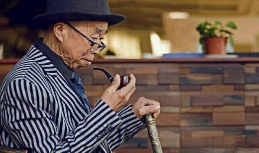 청소부 마씨 할아버지는 다양한 포즈도 어려움 없이 소화해냈다. (사진=zaker.com)