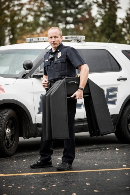 새로 개발된 이 방탄보호막은 무게도 가벼워 보관과 이동이 간편하다. (사진=브리검영대학)