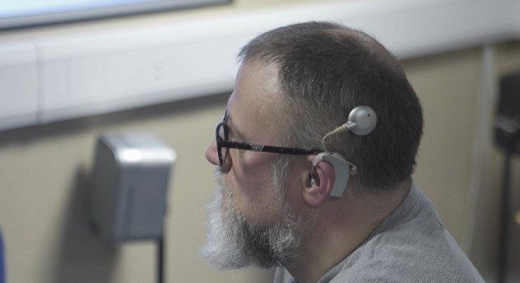 인공달팽이관 이식 수술은 달팽이관 내의 청각세포를 대신하는 전극과 소리를 전기신호로 변환하고 자극을 전달하는 장치를 함께 이식한다.