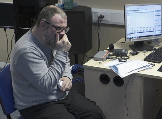 네일은 첫 청력 테스트에서 박수소리를 듣고 기뻐 울음이 쏟아졌다.