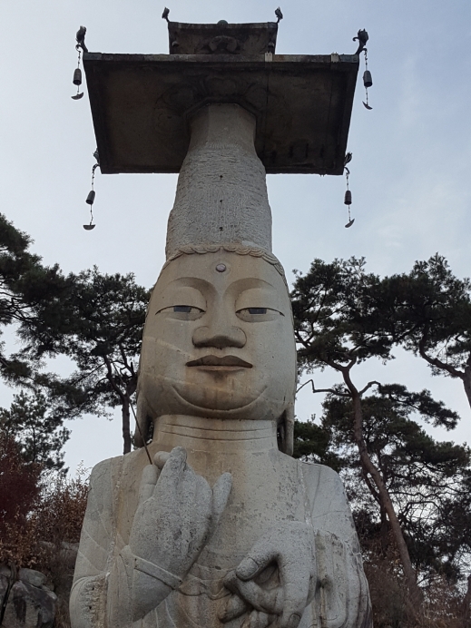 논산 관촉사 석조미륵보살입상. 현재 보물 제 218호로 지정되어있는 고려 초기 양식의 관제 미륵 불상으로1006년에 조성된 오랜 불상이다.