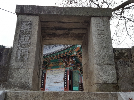 해탈문으로 불리는 석문. 바깥 너비는 194㎝이고 안 너비는 137㎝이며, 바깥 높이는 196㎝의 크기로 이를 지나면 해탈을 할 수 있다는 전설이 있다.