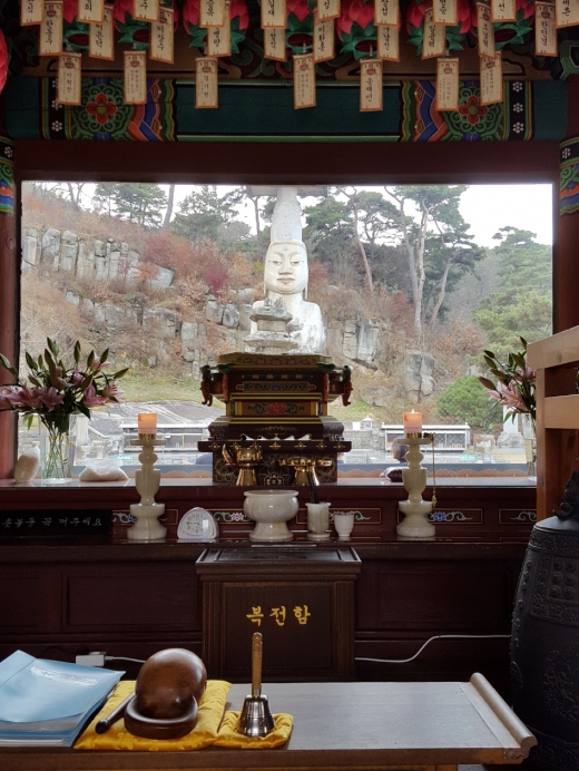 관촉사의 유명한 미륵전. 전각 내에 불상이 없고 창 너머로 미륵 불상이 보이는 특이한 구조다.