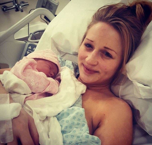 엄마 사만다 라인스는 앞니를 갖고 태어나는 아이가 흔하지 않다는 사실을 받아들이는데 시간이 걸렸다.