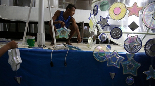 리우 카니발 행사 소품 등을 준비하고 있는 브라질 상인들. (사진=텔레수르)