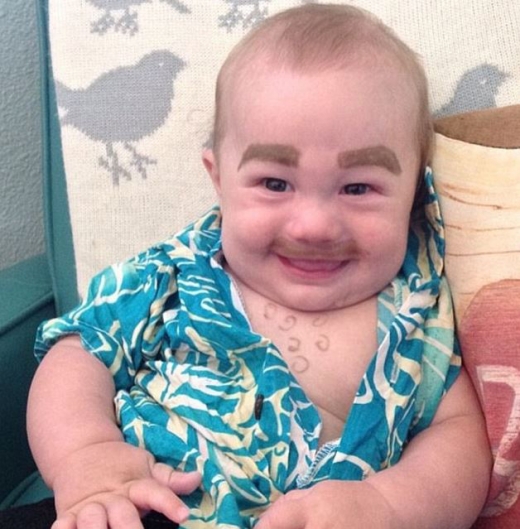 두꺼운 눈썹과 콧수염, 하와이안 셔츠가 잘 어울린다.