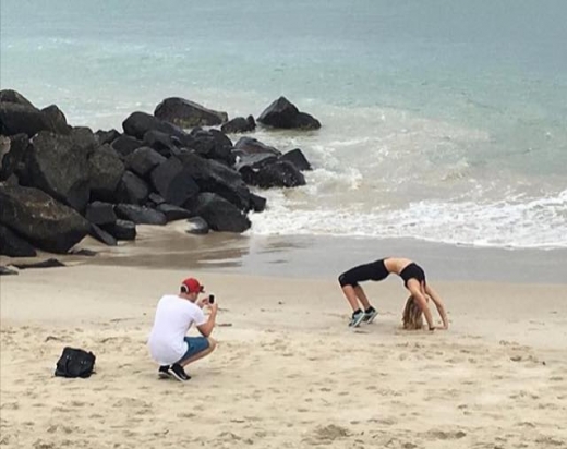 이 사진 속 여성은 요가 좀 해본 것 같다.