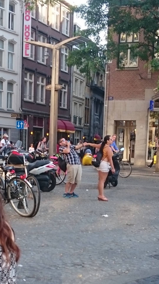 사진 속 남성은 여친의 인생샷을 위해 불편한 자세도 마다하지 않는다.