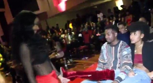 방어하는 여자친구 옆에 남자친구의 시선은 모델을 향해 있는듯 하다.