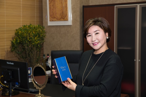 ‘듀얼볼트 모이스춰 라이징 토너’는 피부톤과 탄력을 동시에 케어하는 고보습 제품이다. 이데베논 원료의 피부 천연 보습인자 소듐하이알루로네이트, 세라마이드엔피 성분으로 수분 유지력을 강화해 주름개선과 보습 효과가 뛰어나다는 평가다. SB미디어 제공.