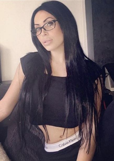 쿠엔틴에게 결정타를 남긴 바비 여자친구의 염색한 머리.