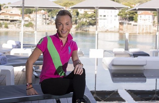 쿠엔틴은 켄처럼 아름다워지기 위해서 어떤 고통도 감수할 각오가 되어있다.