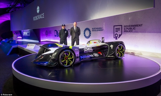 로보레이스의 데니스 스베르들로프 CEO(왼쪽)와 대니얼 사이먼이 함께 로보카를 공개했다.