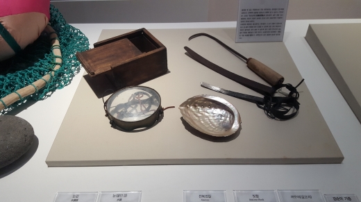 과거 제주 해녀들의 물품들이 고스란히 보존되어 있다. 까꾸리부터 물안경까지 제주 여인들의 고단한 삶의 모습이 남아있다.