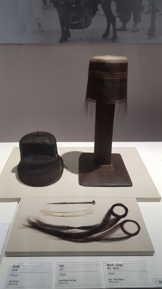 말총으로 엮은 토산품. 특히 양반가들의 필수품인 탕건이 원형 그대로 보존되어 있다.