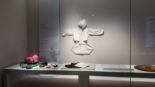 제주 해녀들이 물질 나갈 때 입었던 옷과 도구들. 국립제주박물관에는 제주 특성의 문화가 잘 보존되어 있다.