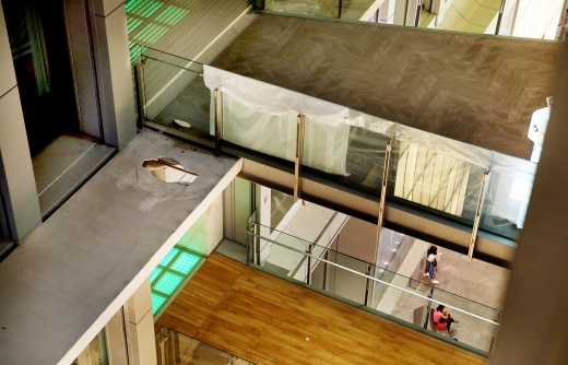 조나단이 쇼핑센터내부 통로 난간 옆에 뛰어들었던 공간이 뻥 뚫려 있다. (사진=스트레이트타임즈)