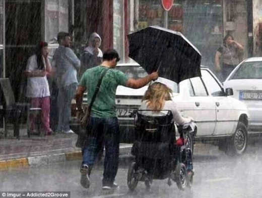 사진 속 남성은 비오는 어느 날 휠체어를 탄 여성을 위해 우산을 포기했다. - IMGUR 사진 속 남성은 비오는 어느 날 휠체어를 탄 여성을 위해 우산을 포기했다. - IMGUR