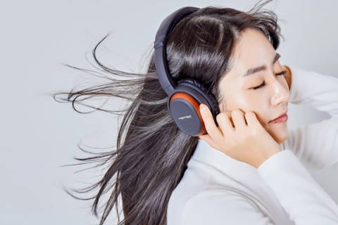 엠지텍이 신형 블루투스 헤드폰 ‘MB-1100X’ 출시 소식을 전했다. 새롭게 출시된 ‘MB-1100X’는 오픈마켓에서 판매 1위를 하고 있던 MB-W900에 이어 출시된 모델로, 액티브 노이즈 캔슬링(Active Noise Cancellation, ANC) 기능과 부스터 기능을 탑재한 것이 특징이다. SB미디어 제공.