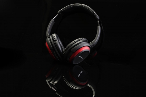 신형 블루투스 헤드폰 ‘MB-1100X’은 액티브 노이즈 기능이 주변 소음을 차단 음원의 집중성을 더해주며, 베이스와 고음 사운드 부스터가 내장된 40mm의 스피커 드라이버를 통해 제공되면서 다이나믹한 사운드를 제공해준다. SB미디어 제공.