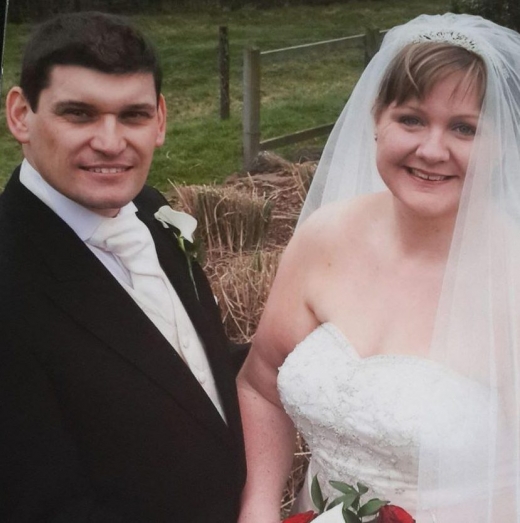 레베카와 롭은 8년전 온라인을 통해 처음 만나 결혼식을 올렸다. (사진=더썬)