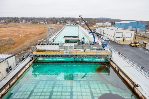 연구진은 기름 유출 사고의 비상 대책을 마련하기 위해 설계한 특수 풀(웅덩이)에 이번에 개발한 소재의 성능을 실험했다.