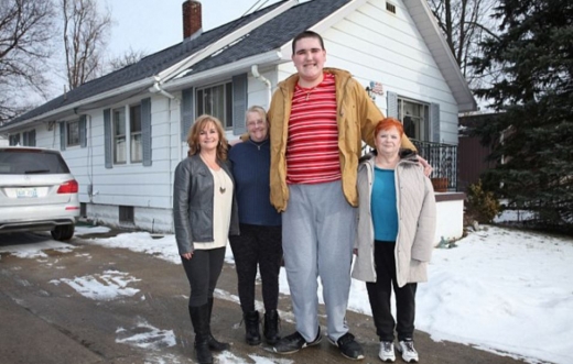 이모, 엄마, 할머니와 함께 찍은 사진 속에서도 우월한 키가 돋보인다.(왼쪽부터)