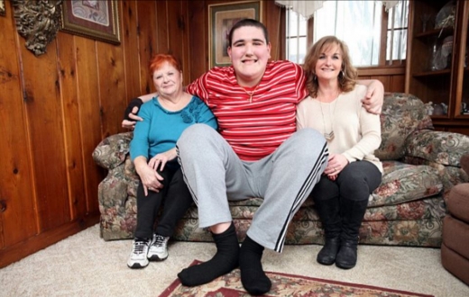 할머니, 이모와 나란히 앉아있는 모습.