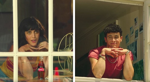 동생은 1층, 오빠는 2층 창문을 통해 수영장 관리인에게 므흣한 눈길을 보내고 있다.