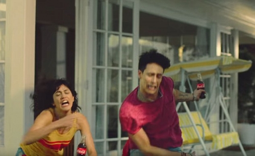 남매는 서로 먼저 코카콜라를 주겠다고 달려간다.