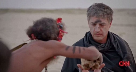 사람 해골에 담긴 알콜 음료를 건네받는 중이다.