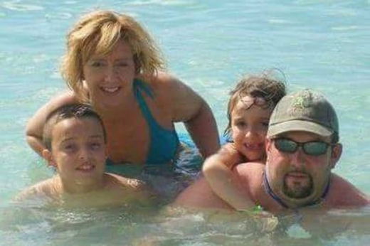 남매가 지금보다 더 어렸을 때 찍은 가족사진. (사진=미러)