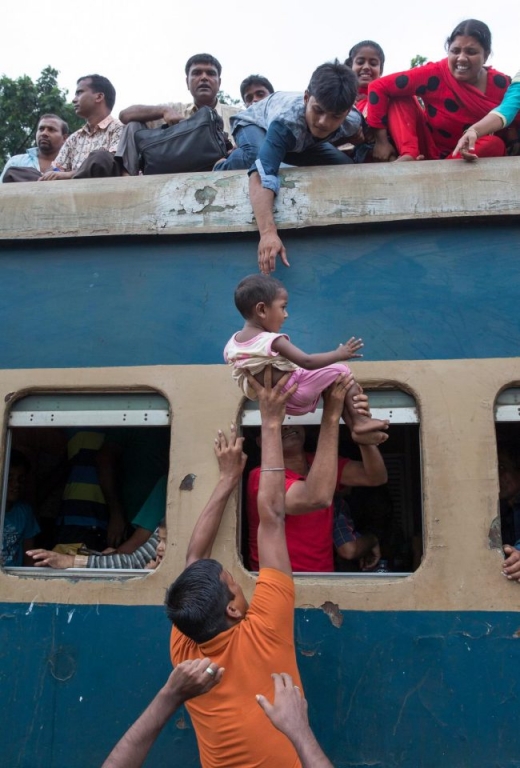 위험하게 승차하는데도 서로 올라탈 수 있도록 도와주는 모습이 인상적이다. (사진=더썬)