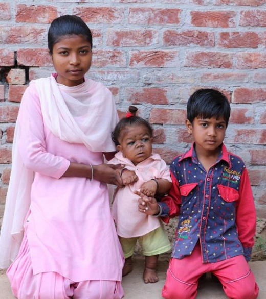 왼쪽은 싱을 돌봐주는 여동생 자스프리트(19), 오른쪽 남동생의 이름은 밝혀지지 않았다.