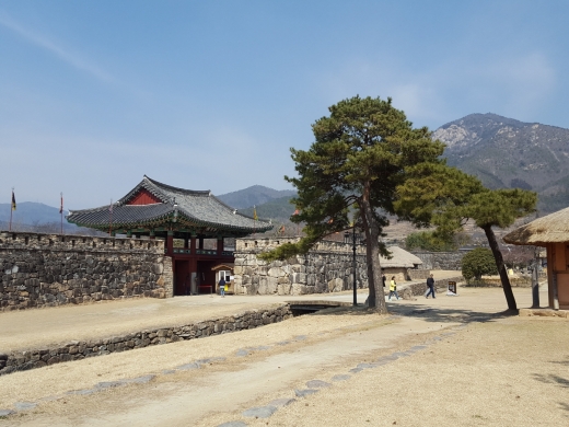 관람객들은 주차장을 지나 낙풍루라고 불리는 동문을 지난다. 석문 앞에는 특이하게 돌로 만든 개 형상이 3기가 있다. 정유재란 때 죽은 원혼들이 마을로 넘어오지 못하게 막는 역할을 한다.