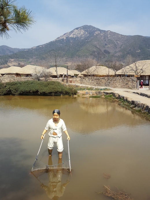 낙안벌을 넘어 장광산과 백이산이 보이는 읍성의 위치는 참으로 고즈넉하다. 마을 안에 작은 연못이 있었다.
