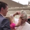 교황 모자 벗긴 무엄한 세 살 꼬마…교황님은 너털웃음