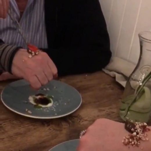 실제 손님 위에 음식을 서빙하고 있는 모습. (사진=더썬)