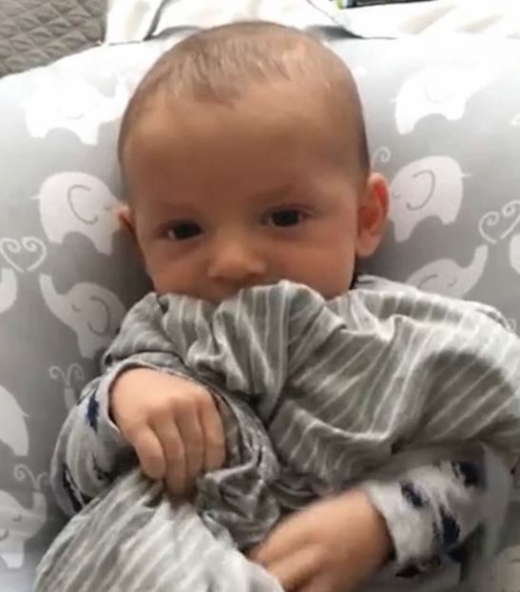 엄마 셔츠하나로 울음을 뚝 그치고 단번에 진정된 아이.