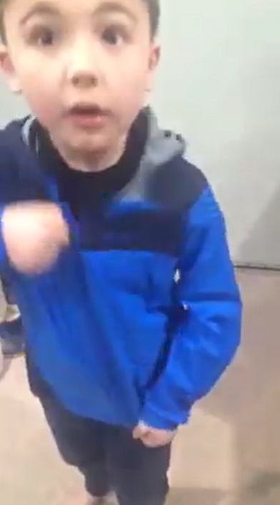 갑작스러운 성공에 에반 자신도 깜짝 놀란 듯 눈을 동그랗게 뜨고 엄마를 쳐다보고 있다. (사진=페이스북 캡처)