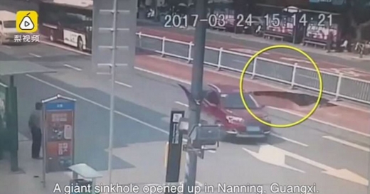 버스 차로 한 가운데 싱크홀이 일어나고 있다.