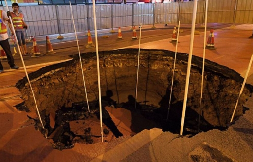 거대한 싱크홀이 일어나 시민의 목숨을 앗을뻔 했다.