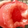 中 남성, 토마토 속에 딸기 든 과일 발견
