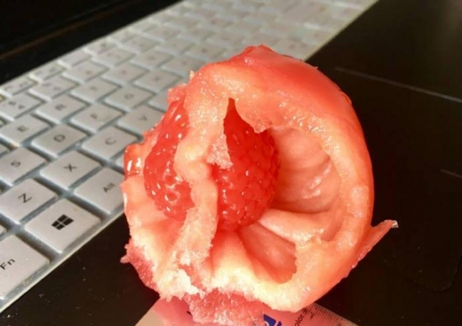 토마토의 중심부에 위치하고 있는 딸기. (사진=더썬)